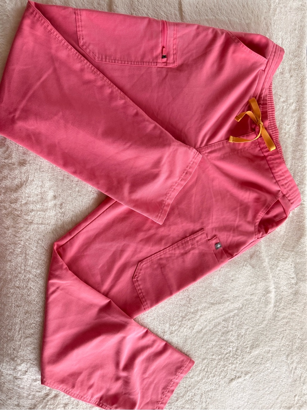 ✨ FIGS Yola skinny scrub pants in neon/shocking pink 🩷